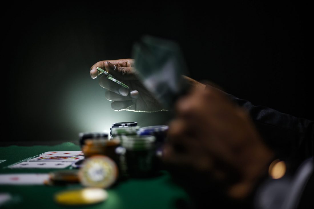 a diferença entre o póquer e outros jogos de cartas
